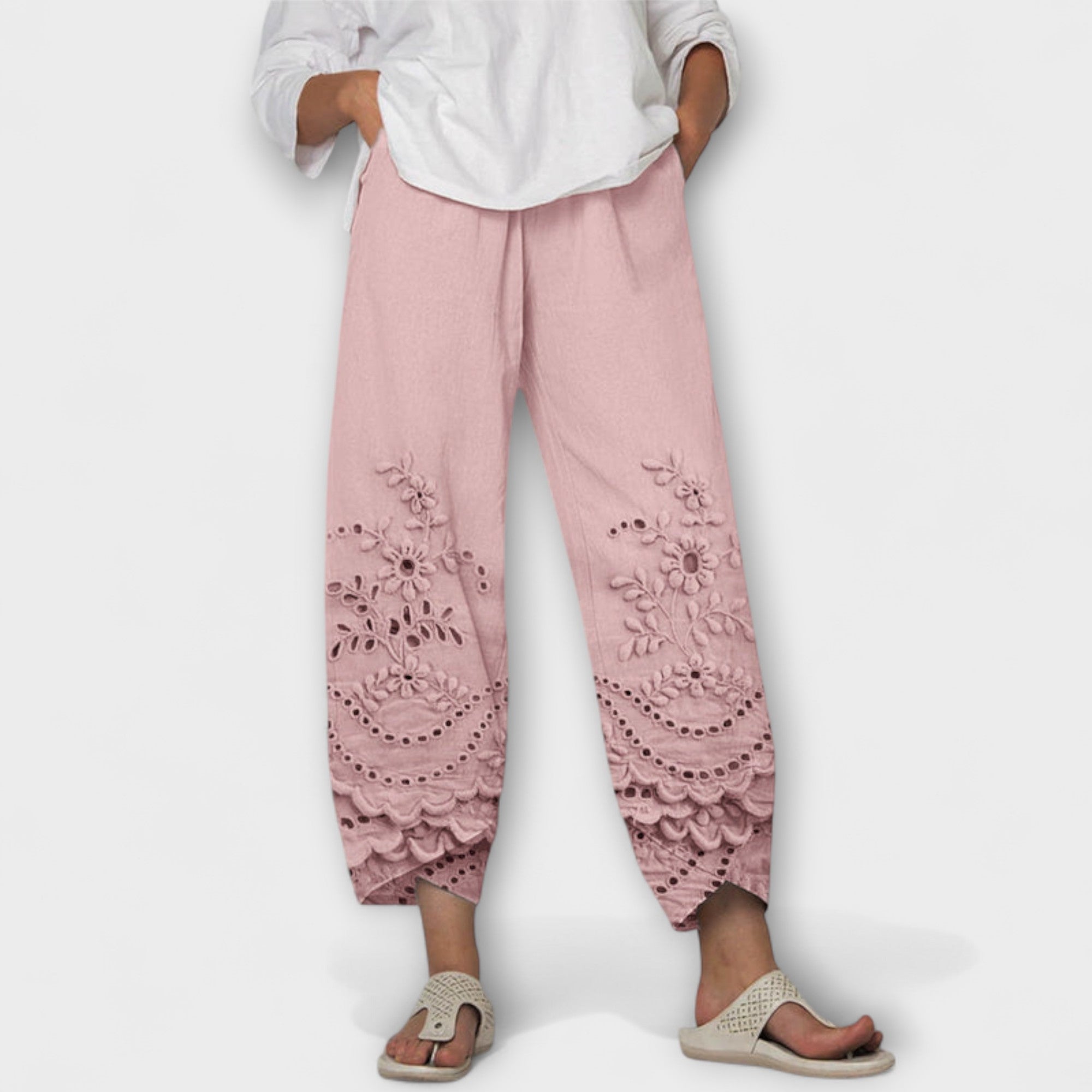 Chloe – Pantaloni din dantelă cu imprimeu elegant