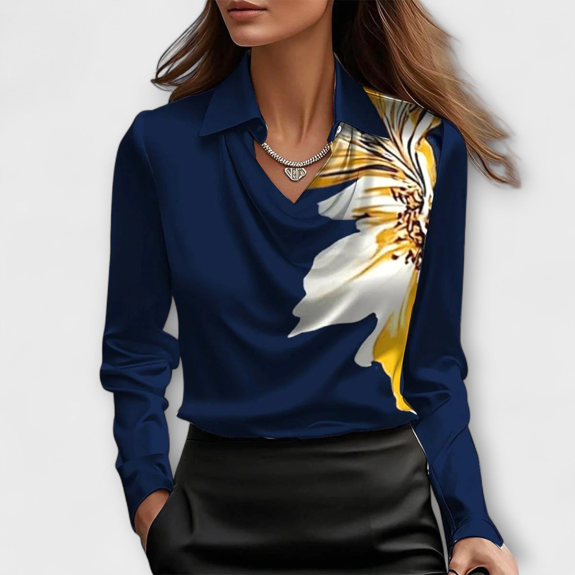 Bluza strălucitoare cu guler fronsat
