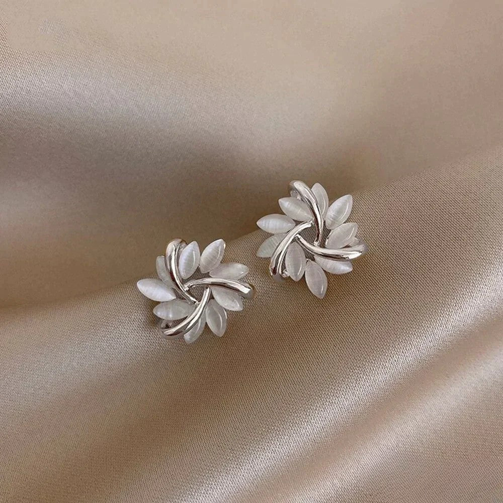 Cercei eleganți din aur cu motive de flori de opal exquisite