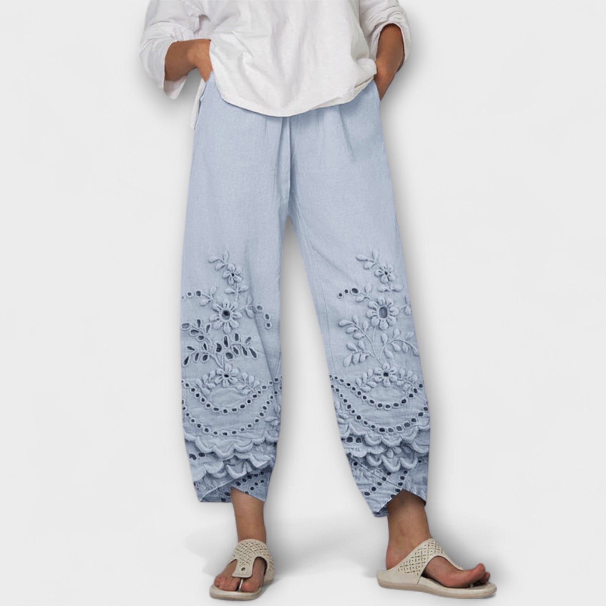 Chloe – Pantaloni din dantelă cu imprimeu elegant